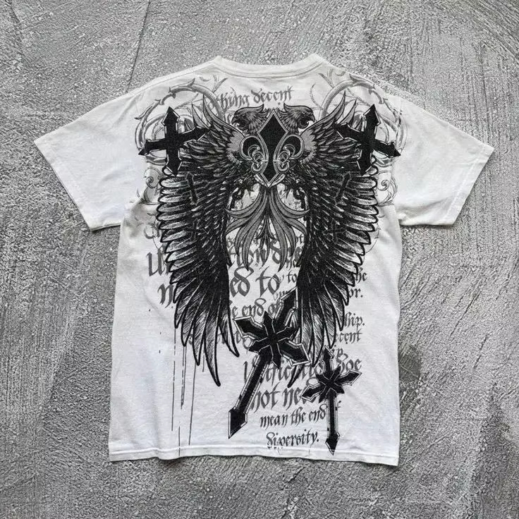 Streetwear Brand Graphics - Camiseta Y2K Gótica con Cruz de
